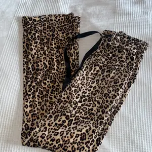 Supermysiga nya och oanvända leopardmönstrade mysbyxor från Gina Tricot i polyester , storlek XS och passar även S. Har ej kommit till användning och är i jättebra skick💗