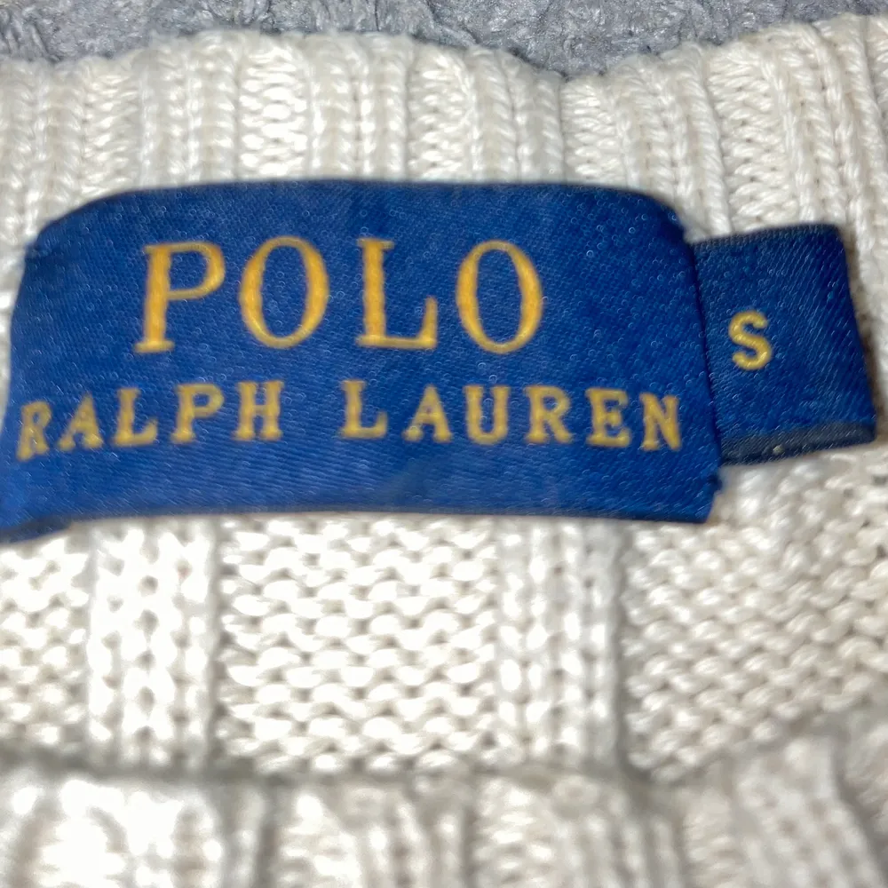 En nästan helt oanvänd ljus beige Ralph lauren polo tröja i strl S❤️ skulle säga ganska liten i storleken passar därför även xs frakt ingår ej spårbar👍💕. Tröjor & Koftor.