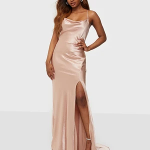 Balklänning  - Såå fin balklänning i rosa siden från Nelly i st 34 skulle dock säga att den passar bättre på en 36. Skickar gärna fler bilden vid intresse dock är den för stor för mig men för sent att skicka tillbaks. Slut i denna storleken på deras sida. Nypris 1099 mitt piss 800kr. Aldrig använd med lapparna kvar!!🥰 frakt tillkommer 