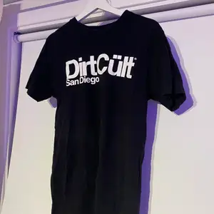 Svart standard Dirtcult t-shirt i storlek S, oversized. Använd fåtal gånger! Exklusive frakt (ingår ej i priset)
