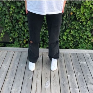 Svarta jeans men hål - Ett par svarta jeans med hål. Säljer då jag har ett par likadana. Skriv för om ni vill ha mer information💕 