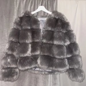 Pälsjacka (fake) i storlek XS/Small - En super varm pälsjacka i nyskick. Använd vid 2 tillfällen. Knäppen på insidan finns. (Hund finns i hemmet)