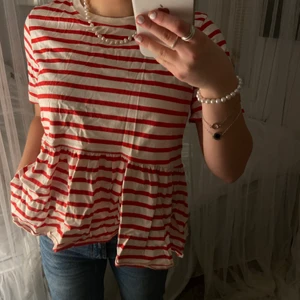 Rödrandig T-shirt  - Säljer denna populära rödrandiga T-shirten från Zara🤗 Jättefint skick! Köparen står för fraktkostnaden💕