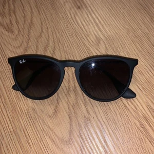Äkta Ray ban runda  - Svarta Raybans runda. Använda väldigt få gånger. Säljer då de aldrig kommer till användning! Nypris ca 1000kr 🥰