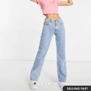 Mid Rise jeans asos - Säljer nu dessa mid Rise jeans från ASOS! Köpta i september men endast använda ca 5 gånger. ✨fint skick✨ W28/ L34 