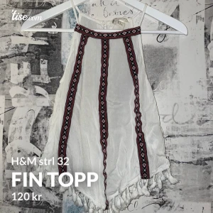 Fin topp - En topp från H&M i storlek 32 som passar perfekt på sommaren. Kommer tyvärr inte till användning längre, bra skick. Priset är inklusive frakt!📦