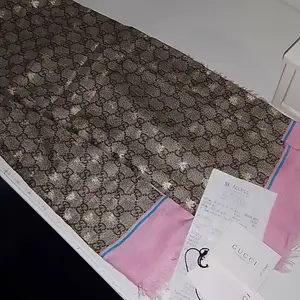 Vacker Gucci halsduk i silke, knappt använd men då silket är väldigt ömtåligt har det blivit vissa revor i den tyverr, köpt på NK i Göteborg för tre år sedan för 3790 kr🌸