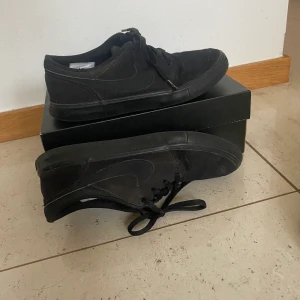 Svarta nikes - Perfekt sko för restaurangjobb men även vardagssko. Stl 38. Köpt på zalando