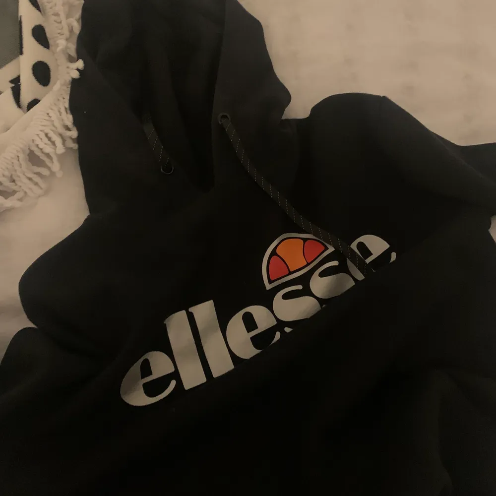 Fin Ellesse hoodie som inte längre används! Superbra skick och bra material😊 Pris 220 kr plus 59 kr frakt 💖 Skriv för mer info, bilder osv!. Hoodies.