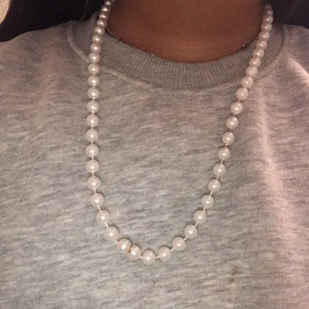 Vit lång pärl halsband med ca. 1cm mellan varje pärla, köpt på glitter för 180kr.. Accessoarer.