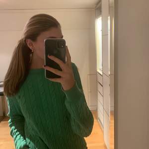 såå härlig grön Morris tröja!!💚💚 i skönt material! lite oversized, så passar typ S-L, beroende på hur man vill att den ska sitta. ✨Frakt tillkommer✨
