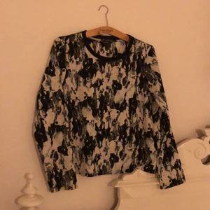 Tröja från Monki  - En tröja från Monki i storlek S 🖤🤍 Köparen står för frakten!