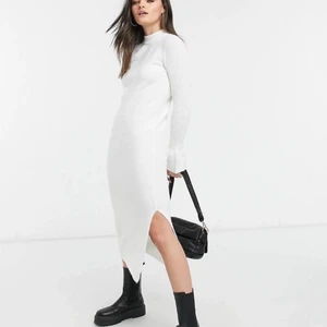 Stickad klänning  - Slutsåld stickad klänning från ASOS! Endast använd några få gånger, superbra skick! Passar storlek 34-38 🤍