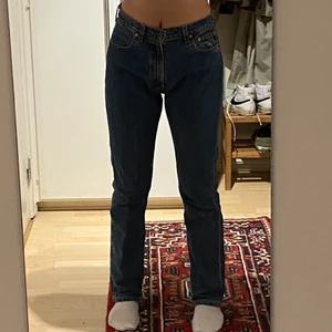 🤩Lågmidjade Levis byxor🤩 - Har knappt använt dessa byxor då jag helt enkelt inte tycker om dom längre! Därför ska dom till någon som kommer använda dom!🥰 ish lågmidjade Levis byxor i vanlig mörkblå jeansfärg. Lappen på baksidan har lossnat som man kan se på bilden, men man kan se på den lilla röda lappen på fickan att det står Levis😊✨