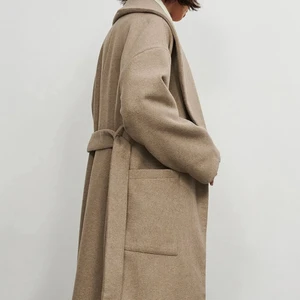 KAPPA NA-KD strl 34 - Säljer denna finfina kappa från NA-KD som tyvärr är alderless för lång för mig då jag är 155cm😭 Den är endast testad, nypris 1099kr.