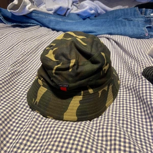 Buckethat - Buckethat med camouflage-mönster från Zara! Aldrig använd.