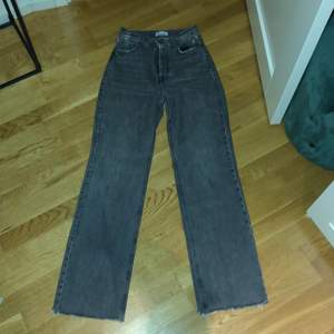 Populära jeans från zara som är raka och långa i benen. Passar mig som är 174 och längre. Använda men fortfrande i bra skick. Köpta för ca 400kr. Köparen står för leveransen och betalning sker via swish!💕