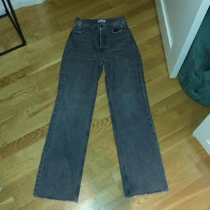 Zara Jeans  - Populära jeans från zara som är raka och långa i benen. Passar mig som är 174 och längre. Använda men fortfrande i bra skick. Köpta för ca 400kr. Köparen står för leveransen och betalning sker via swish!💕