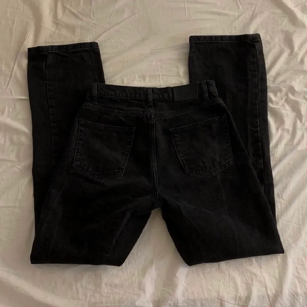 Säljer mina jeans som är köpta på plick men tyvärr inte passa. Dom är i storlek 34 men skulle även passa 36. . Jeans & Byxor.