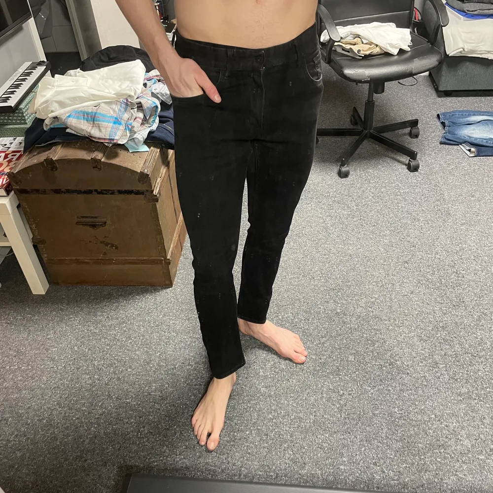 Svarta H&M jeans i modellen skinny fit, storlek 170, lite korta för mig (jag är 190cm) och lite tighta för mig! Bra skick inga hål eller skavanker!. Jeans & Byxor.