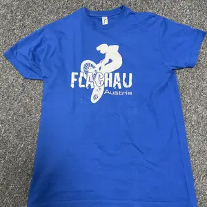 Blå t-shirt med ”Flachau Austria” tryck, från Imperial i storlek S men jag skulle säga att det känns som en M