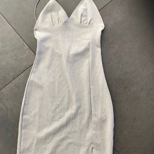 Klänning strl XS - En superfin klänning , grå, silverfärgad storlek xs, endast använd 1 gång , som ny. . Fin på och jättefin i ryggen. Från Divided