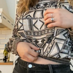 Retro top - Thriftad men oanvänd, sjukt bekväm tie back top! Lätt att justera längden på och super härligt mönster. Snygg till en kjol med tights, till exempel. Från Kapphal, storlek M. Materialet känns som silke🤭💜 Vill man köpa fler plagg av mig samfraktar jag såklart <3
