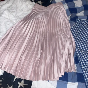 Lång ljusrosa kjol - Bra skick