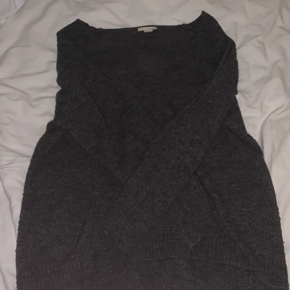 mörkgrå stickad tröja från H&M i st xs, men den sitter nog lite mer som en S/M. Bara använd ett par gånger, så den är alltså i bra skick💞. Stickat.