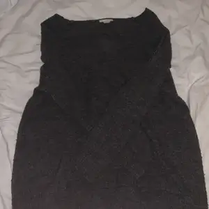 mörkgrå stickad tröja från H&M i st xs, men den sitter nog lite mer som en S/M. Bara använd ett par gånger, så den är alltså i bra skick💞