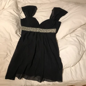 Elise Ryan klänning! - Supersöt klänning! Kan tyvärr inte visa den på då den är för liten i bysten för mig. Superfin detalj med pärlor, kort i modellen. Normal strl 36, men passar som sagt inte så bra på mig som har något större byst.🥰 Någon söm har gått upp vid kanten vid bysten, skickar gärna bild på det vid intresse!