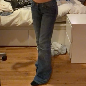 Low waisted jeans - Jag säljer mina low waisted jeans❤️ Det är utsvängda där nere! Dem är från lee och jag köpte dem på en butik i drottning gatan. Tror den hette jeans uno. Köpte dem för 600 och säljer för 150. Jag är 157 men dem är för långa på mig så passar för folk som är runt 160 eller lite över. Skriv gärna för fler bilder. Köparen betalar för frakt och jag kan mötas upp i Stockholm🥰