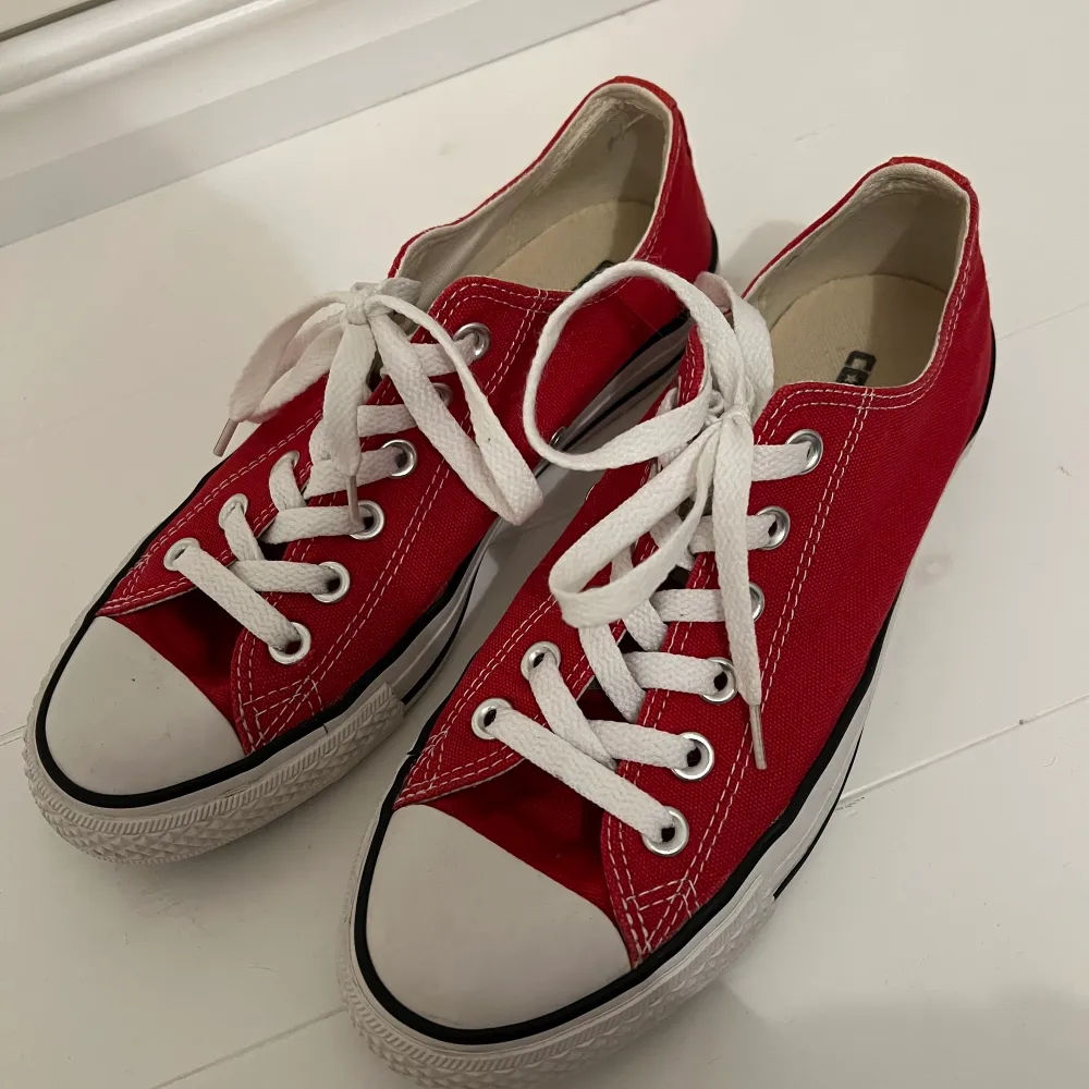 Säljer mina låga röda converse då de ej kommer till användning. Köpta second hand men väldigt sparsamt använda. 250kr eller bud❤️❤️. Skor.