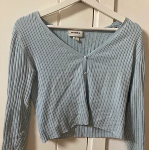 Blå topp - Pastellblå topp. Ganska liten i storleken så passar även xs-s. 