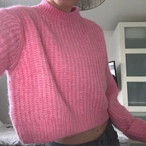 Stickad tröja från zara - En så fin stickad tröja från zara som är helt slutsåld i denna storlek.  Den är oanvänd och har fortfarande prislappen på. En så fin ljusrosa färg som inte alls är sticksig. Tröjan är dessutom croppad vilket är såååå snyggt!! BUDA PRIVAT TILL MIG!! FRAKT TILLKOMMER, ELLER SÅ KAN MAN MÖTA UPP MIG ENDAST I TÄBY