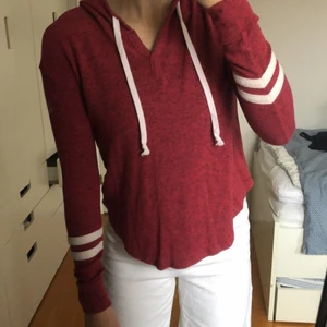Hollister tröja - Röd/vinröd hollister tröja med detaljer på ärmen. Otroligt bekväm tröja med luva. V-Neck. Den är använd men är i väldigt bra skick. Möts gärna upp i Malmö eller så står köparen för frakt. 