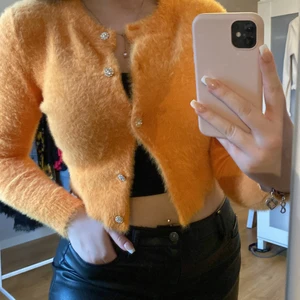 Lurvig kofta med knappar - Orange super mjuk kofta från Zara med fina knappar i stl M🧡🧡