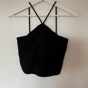 Linne - Svart ribbat linne med tunna axelband från ginatricot. Storlek S. Aldrig använt, tyvärr är prislappen borttagen🤗 