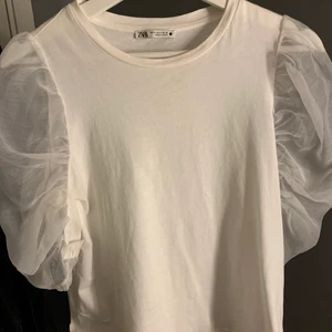 Zara topp - Tröja från Zara, nyskick 🤍🤍🤍