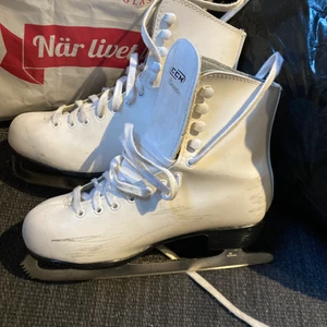 Skridskor st.38 - Skridskor storlek 38 Flitigt använda men i ett fint skick Pris kan diskuteras 💶 Jag tar Swish, swisha alltid innan postningen  📨Köpare står för frakt  📦 Om man vill köpa flera saker så kan vi komma överens om ett paketpris   🌸Om vi ska mötas för att ett föremål ska byta ägare måste vi båda vara symtomfria #staysafe