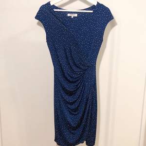 Mörkblå figurnära klänning med prickar från Morgan De Toi i storlek 34. Fint skick! Frakten på 50 kr ingår i priset.