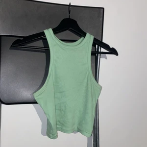 Linne - Jättegulligt mint grönt linne från h&m som jag köpte någon gång förra sommaren tror jag. Det kommer inte till användning längre men det är inga synliga fel på den!