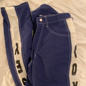 Byxor med tryck - Ascoola byxor med tryck på sidorna. Blåa och vita. 💕👌🏼🤩 Köpta på Beyond Retro men kom tyvärr aldrig till användning. Jag är 171cm och byxorna slutar strax vid min vrist.🥰 Mycket bra skick. STRAIGHT LEG FIT.