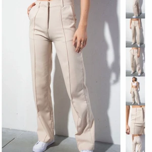 Beiga kostymbyxor  - Säljer mina sjukt snygga kostymbyxor från madlady pågrund av att dom inte kommer så mycket till användning längre! Sjukt snygga och sitter snyggt.😩 Kan skicka fler bilder på byxorna privat❤️