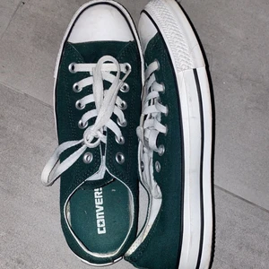 Convese 38 - Super snygga gröna låga converse! Använt fåtal gånger och är i super bra skick och låda till kommer!