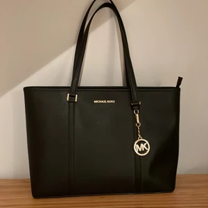Michael Kors väska - Säljer nu denna helt oanvända Michael kors väska som köptes i en Michael Kors butik i USA 2018. Endast använd 5 gånger och är därför i extremt fin skick. När jag köpte väskan kostade den runt 2800 så tänker mig 1850 för den! Hör av er om ni är intresserade!💕