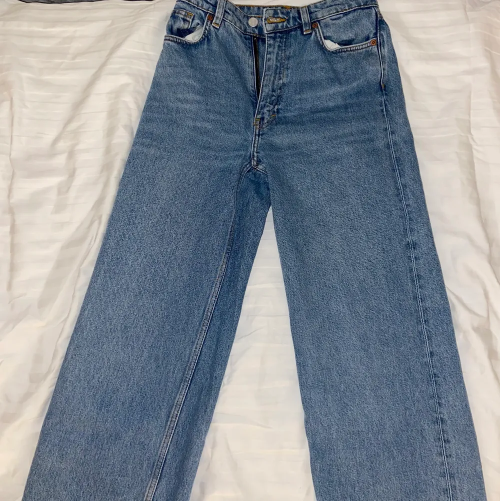 Raka, blåa, högmidjade jeans köpta från monki💓Detaljer längst ner på båda byxbenen! Jeansen ser oanvända ut!! Storlek 25, passar mig som har xs i byxor, och är 166 cm lång💓. Jeans & Byxor.