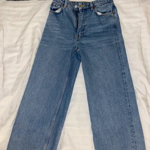 Raka jeans  - Raka, blåa, högmidjade jeans köpta från monki💓Detaljer längst ner på båda byxbenen! Jeansen ser oanvända ut!! Storlek 25, passar mig som har xs i byxor, och är 166 cm lång💓