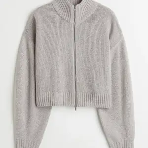 Säljer denna skitsnygga gråa stickade tröja!! Köpte för 200 kr! Används inte därför den säljs. Skriv vid intresse!
