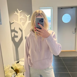 Hoodie  - En väldigt fin och mjuk lilla Hoodie från Bik Bok i storlek S. Bara använd 3 gånger så är i ett väldigt fint skick. Pris 150kr. Ny pris 300kr. Köparen står för frakten❤️❤️